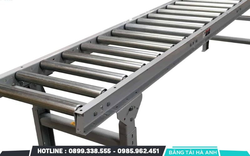 Băng tải con lăn là hệ thống vận chuyển hàng hóa sử dụng các ống trụ tròn xếp liên tiếp nhau