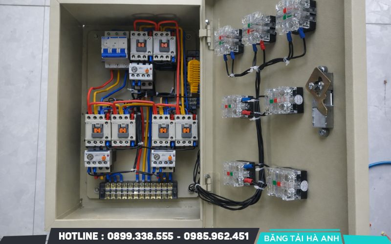 Tủ điện điều khiển hệ thống băng tải phức tạp