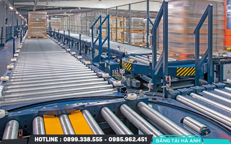 Băng tải con lăn là hệ thống vận chuyển sử dụng các ống trụ xoay tròn