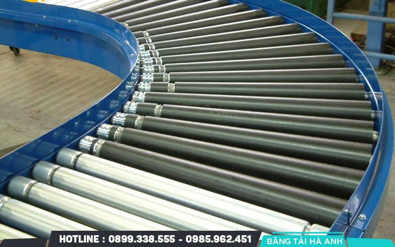 Băng tải con lăn là hệ thống vận chuyển hàng hóa dựa trên các ống trụ tròn quay quanh trục cố định để tạo lực đẩy