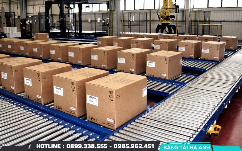 Cấu trúc khung thép kết hợp con lăn chịu lực giúp vận chuyển dễ dàng các kiện hàng nặng