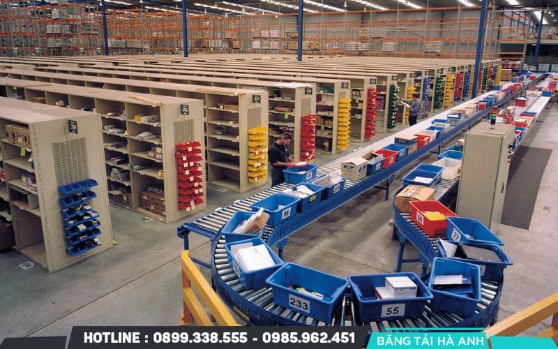 Băng tải cho kho hàng là thiết bị cơ khí dùng để vận chuyển hàng hóa