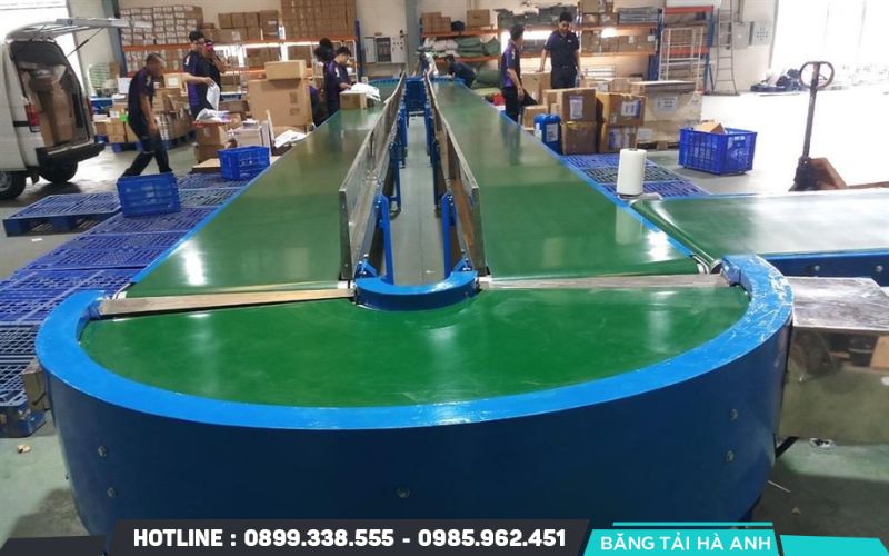 Băng tải cong là thiết bị vận chuyển sử dụng dây đai đàn hồi để di chuyển hàng hóa qua các góc cua trong nhà máy