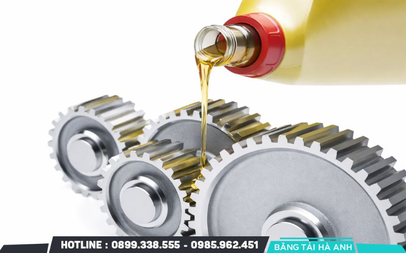 Kỹ thuật viên sử dụng mỡ chịu nhiệt để bôi trơn các vòng bi và gối đỡ trục quay