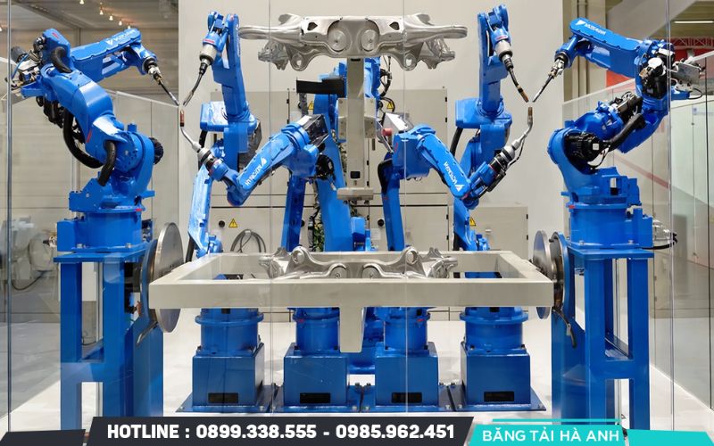 Robot công nghiệp thực hiện các công đoạn khó khăn như hàn, sơn, lắp ráp hoặc bốc xếp hàng
