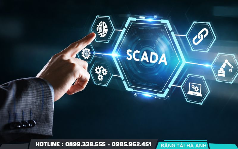 Kỹ sư thực hiện lập trình bộ điều khiển logic PLC để quản lý các thao tác vận hành