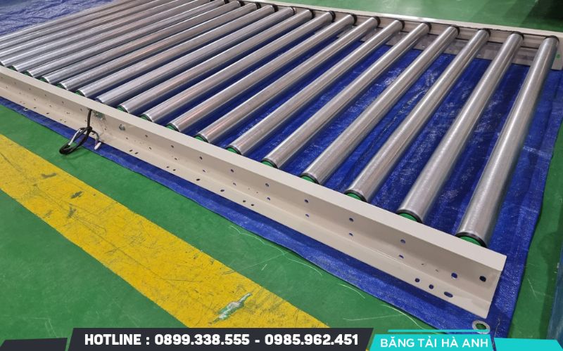 Băng tải con lăn là lựa chọn ưu tiên tại các nhà xưởng có nhiệt độ làm việc lớn hoặc phát sinh nhiều bụi bặm