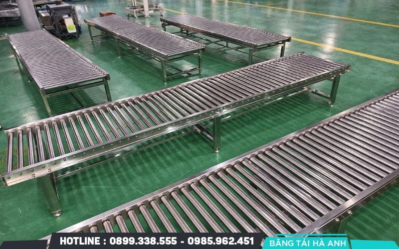 Băng tải con lăn là hệ thống vận chuyển hàng hóa sử dụng các ống trụ tròn quay quanh trục để tạo lực đẩy