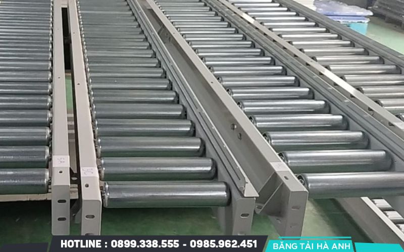 Băng tải con lăn tạo ra một hành lang vận chuyển xuyên suốt từ khu vực nhập hàng đến các kho phân loại phân phối