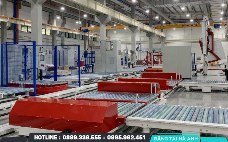 Sử dụng băng tải trong sản xuất tự động giúp giảm thiểu chi phí nhân công và sai sót con người