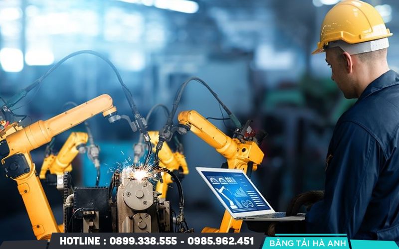 Công nhân đứng máy dần chuyển sang vai trò kỹ thuật viên vận hành và bảo trì hệ thống công nghệ cao