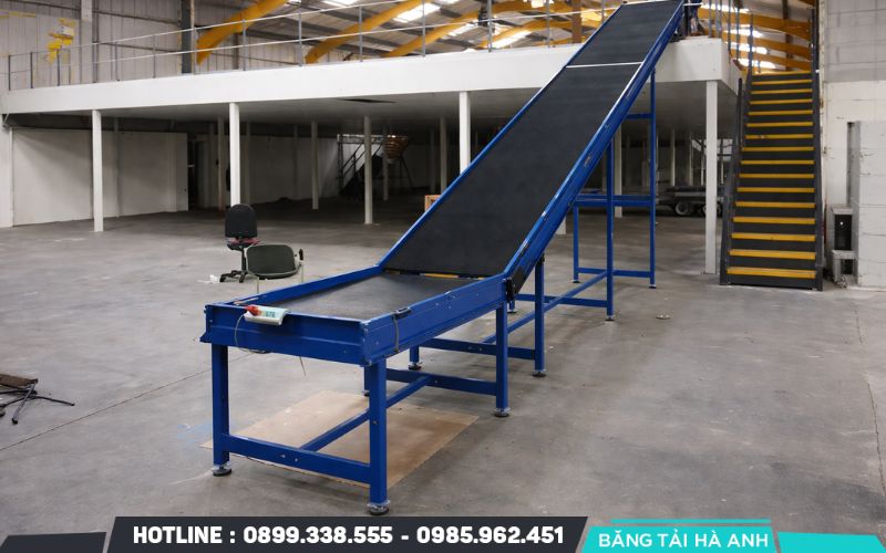 Băng tải nghiêng giúp chuyển hàng hóa từ mặt sàn lên các vị trí cao hơn như xe tải