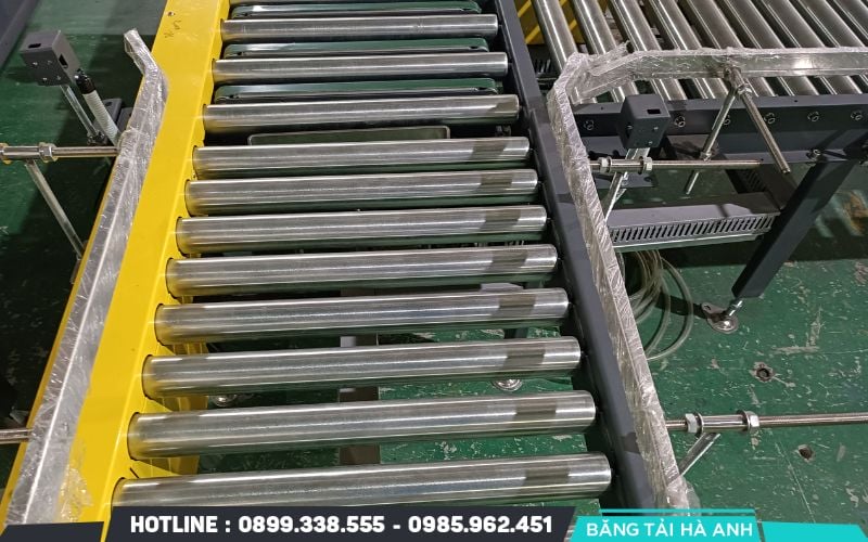 Các con lăn làm từ vật liệu chịu lực như nhựa, thép mạ kẽm hoặc nhôm