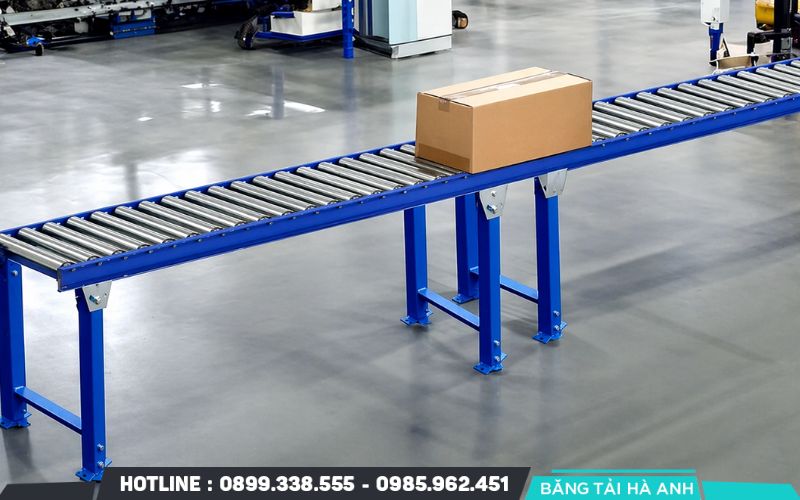 Băng tải con lăn tự do là hệ thống vận chuyển hàng hóa sử dụng con lăn quay độc lập trên trục mà không cần điện hỗ trợ