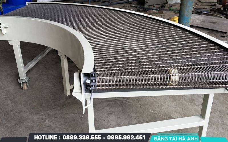 Băng tải lưới inox là hệ thống vận chuyển có bề mặt cấu tạo từ các sợi lưới inox đan xen hoặc liên kết với nhau