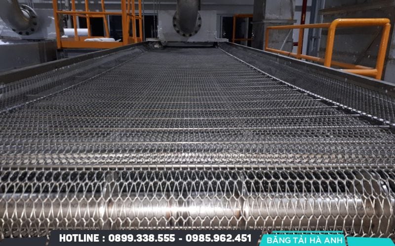 Băng tải lưới inox mang lại nhiều lợi thế vượt trội nhờ vào cấu trúc bề mặt đặc thù và đặc tính vật lý của vật liệu