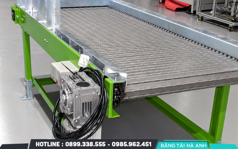 Băng tải xích inox sở hữu những đặc tính cơ học mạnh mẽ giúp giải quyết các bài toán vận chuyển tải trọng nặng