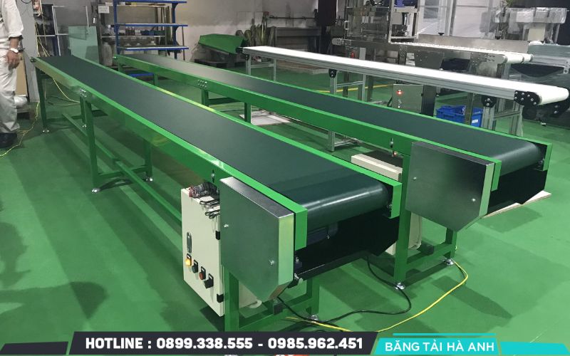 Băng tải đai là thiết bị chuyển động liên tục nhờ một vòng dây đai khép kín bao quanh các quả lô truyền động