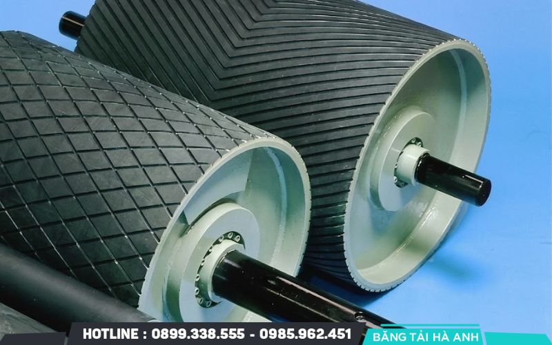 Rulo trong môi trường ẩm ướt thường sử dụng lớp bọc cao su có rãnh hình quả trám để thoát nước