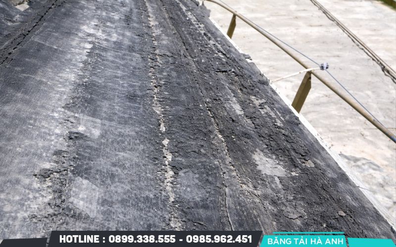 Khả năng chịu tải kém, dễ bị võng hoặc trượt là dấu hiệu nhận biết băng tải kém chất lượng phổ biến