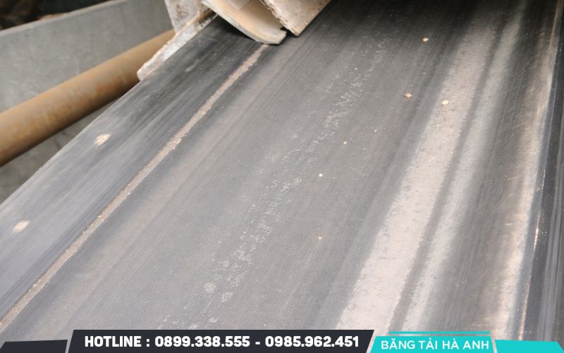Sử dụng vật liệu sản xuất không đạt tiêu chuẩn là nguyên nhân khiến băng tải kém chất lượng
