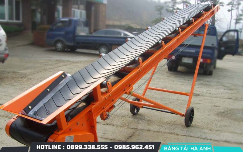 Kỹ thuật viên quan sát độ võng của dây băng tại vị trí giữa hai con lăn đỡ hoặc tại nhánh hồi