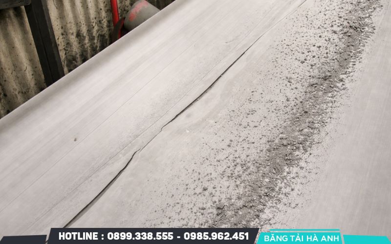 Bề mặt dây đai bị nứt vỡ, bong tróc hoặc mòn vẹt