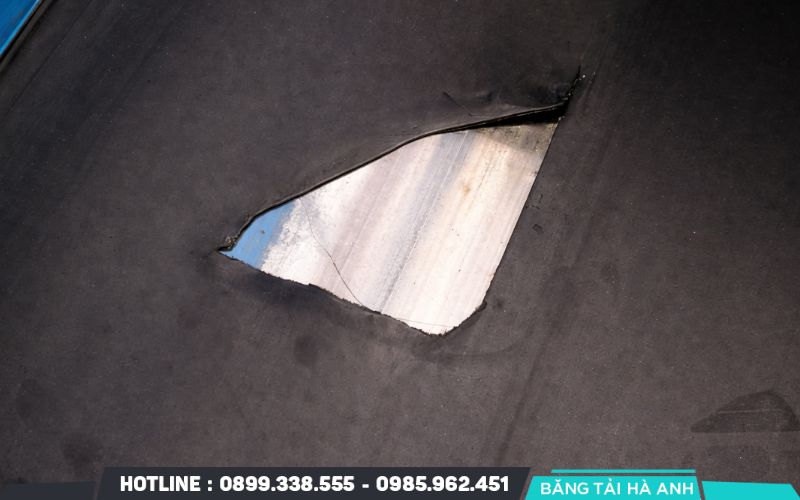 Nên thay băng tải khi xuất hiện các vết cắt hoặc lỗ thủng xuyên thấu bề mặt tải