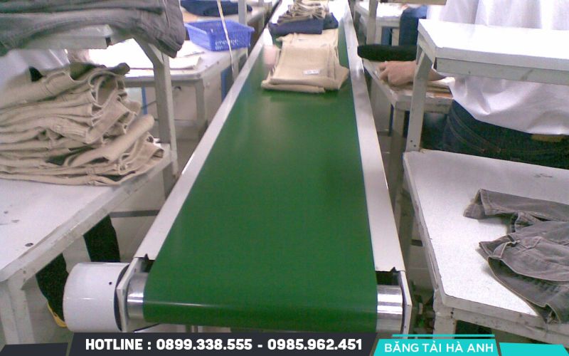 Băng tải cấu tạo từ các lớp nhựa Polyvinyl Chloride (PVC) xen kẽ với các lớp bố vải polyester