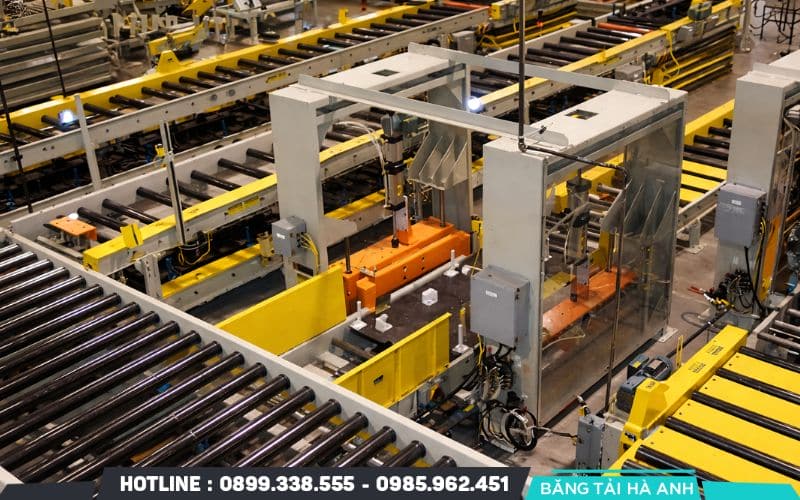 Băng tải thông minh tích hợp IoT (Internet of Things) là hệ thống vận chuyển được trang bị các cảm biến