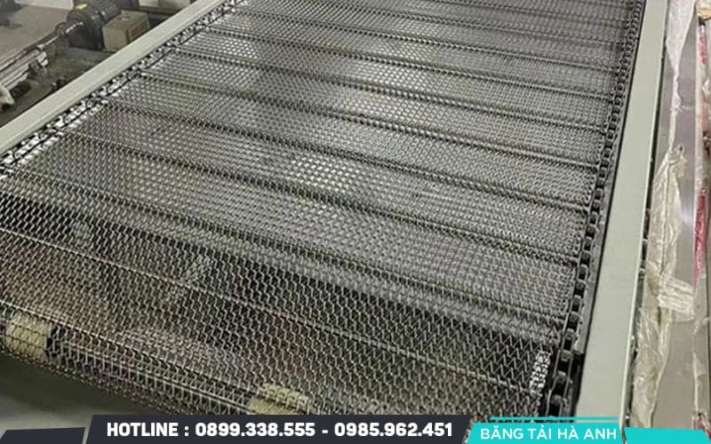 Băng tải xích là hệ thống vận chuyển hoạt động dựa trên sự truyền động của các mắt xích liên kết với nhau