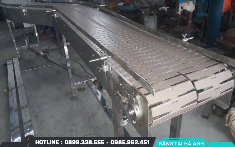 Cấu trúc mắt xích vững chắc cho phép hệ thống vận chuyển các kiện hàng nặng