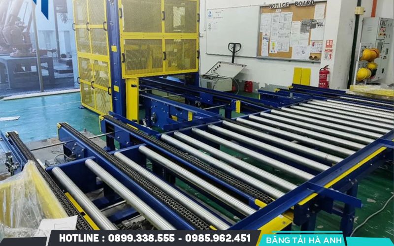 Băng tải con lăn sử dụng các ống trụ xoay tròn để di chuyển hàng hóa