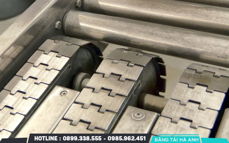 Các mắt xích kim loại vận hành ổn định trong lò sấy nhiệt độ cao