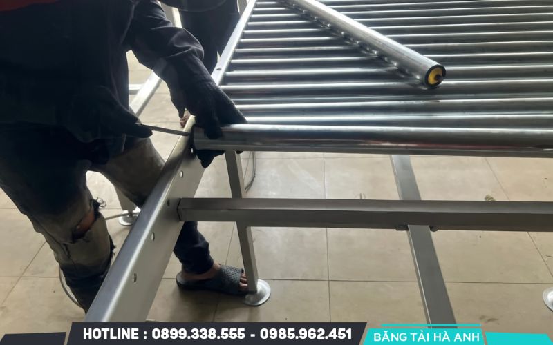 Hệ thống con lăn không quay hoặc vòng bi bị kẹt cần được thay mới ngay lập tức