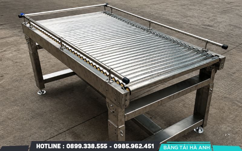 Chiều rộng của băng tải phải lớn hơn chiều rộng sản phẩm ít nhất 50mm để tránh va chạm vào khung sườn