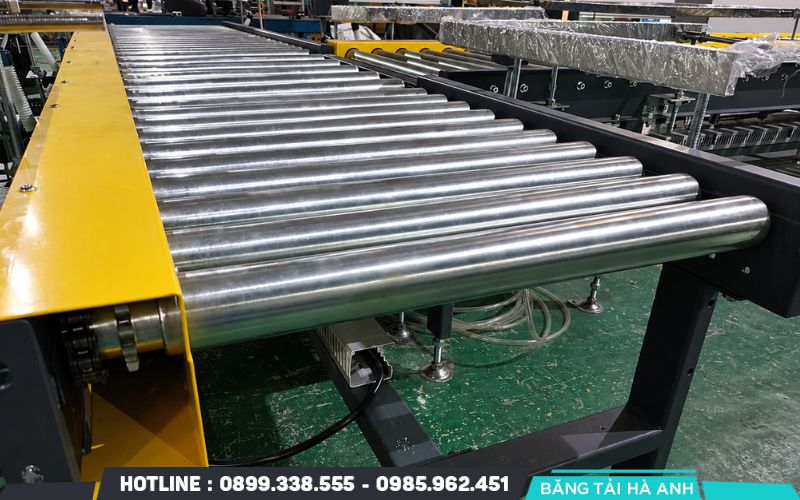 Thiết kế băng tải con lăn là quá trình tính toán kỹ thuật để tạo ra hệ thống vận chuyển hàng hóa bằng các ống trụ quay