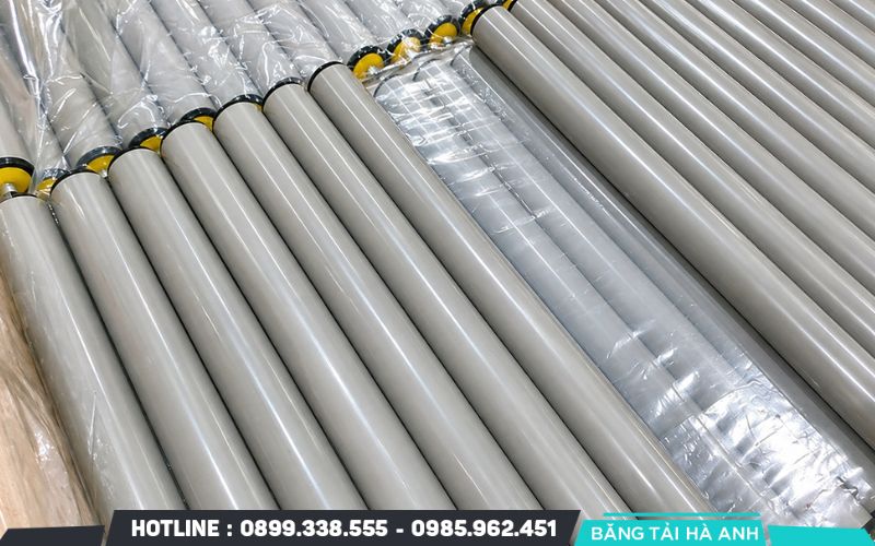 Con lăn nhựa được chế tạo từ các loại polymer chịu lực như PVC, POM hoặc Nylon để giảm trọng lượng hệ thống