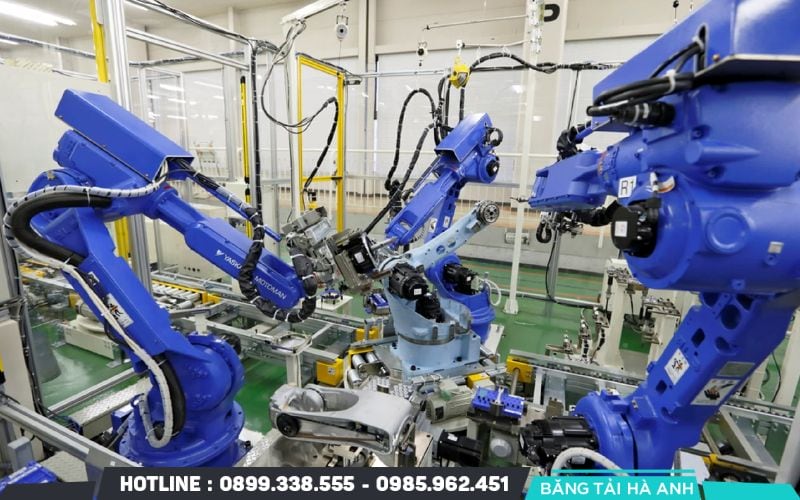 Robot thực hiện các thao tác kỹ thuật như gắp, đặt, phân loại hoặc lắp ráp sản phẩm