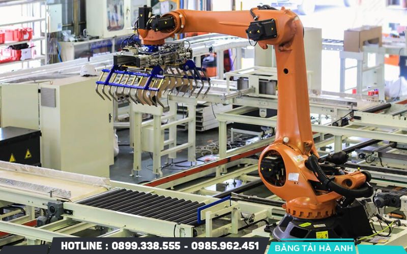 Robot công nghiệp thực hiện các chuyển động theo lập trình với sai số cực nhỏ chỉ tính bằng milimet