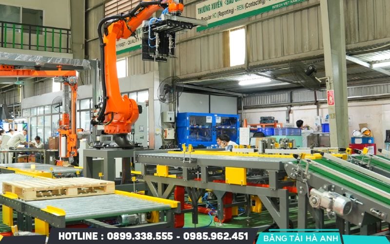 Tích hợp robot với nhiều băng tải trong dây chuyền