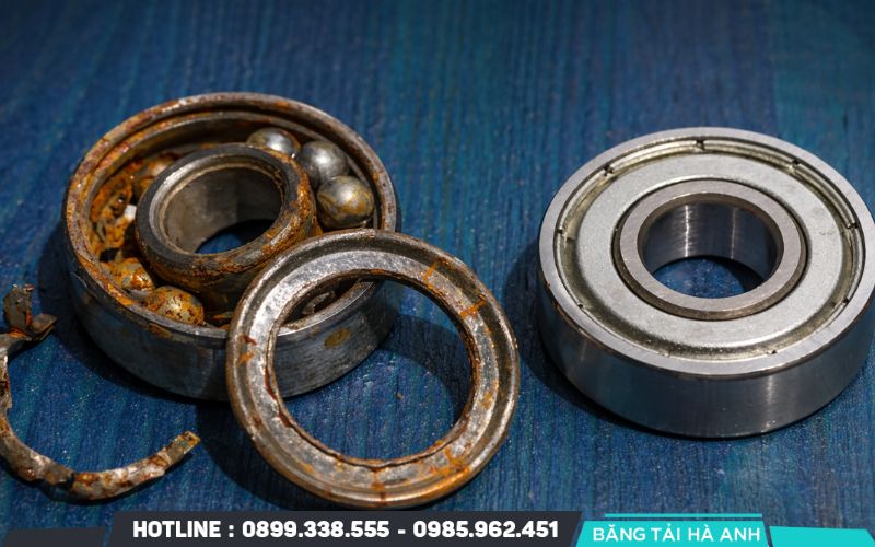 Vòng bi bị vỡ hoặc khô mỡ bôi trơn là lý do vì sao con lăn bị kẹt làm nóng motor 