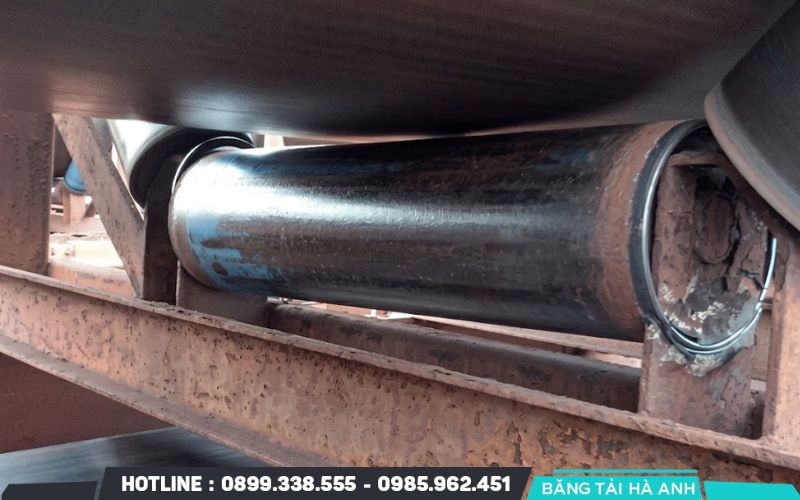 Kỹ thuật viên cần kiểm tra và thay thế định kỳ các con lăn bị hư hỏng