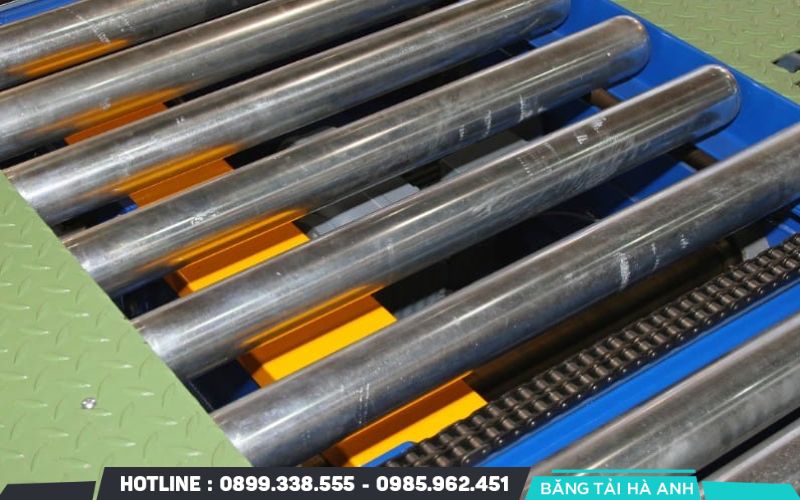 Băng tải con lăn inox sử dụng vật liệu thép không gỉ cho toàn bộ các bộ phận chính từ khung sườn đến ống con lăn