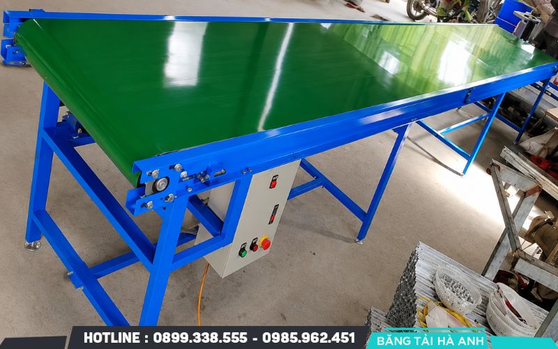 Khung thép carbon có độ cứng cao giúp hệ thống vận chuyển ổn định các kiện hàng nặng