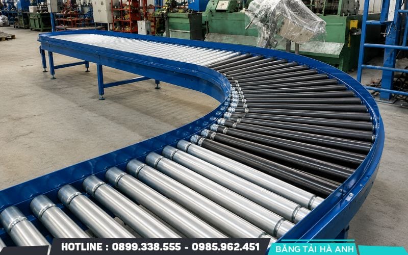 Băng tải con lăn truyền động đai sử dụng dây đai để truyền lực giữa motor và các con lăn vận hành