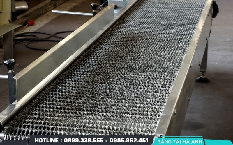 Băng tải kim loại là loại băng tải có bề mặt tải được cấu tạo từ các sợi lưới thép hoặc xích tấm inox