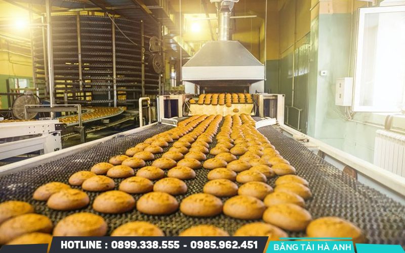 Băng tải kim loại duy trì kết cấu ổn định khi làm việc trong lò nướng công nghiệp