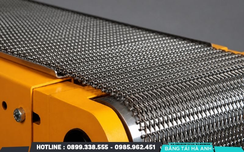 Băng tải chịu kiềm là dòng băng tải chuyên dụng để vận hành trong môi trường chứa các dung dịch có tính bazơ