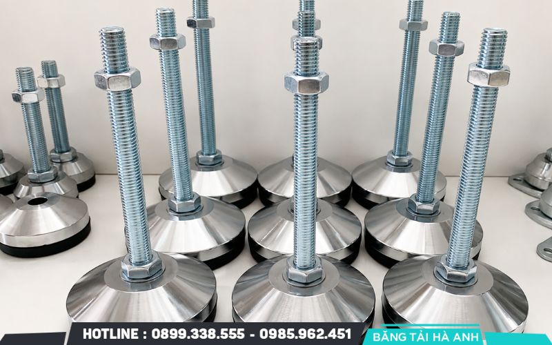 Nên ưu tiên các loại chân tăng chỉnh có đế cao su hoặc nhựa TPR để tăng ma sát với mặt sàn